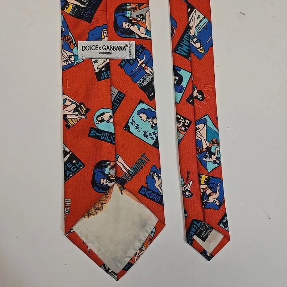 VTG Dolce & Gabanna Peek A Boo 100% Silk Tie Pin Up Girl USA Beaches Italy